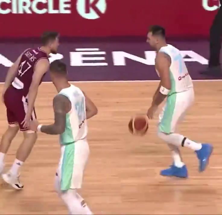 瘦身励志东！东契奇复出首节轻松砍下15分 超远三分轻松写意！