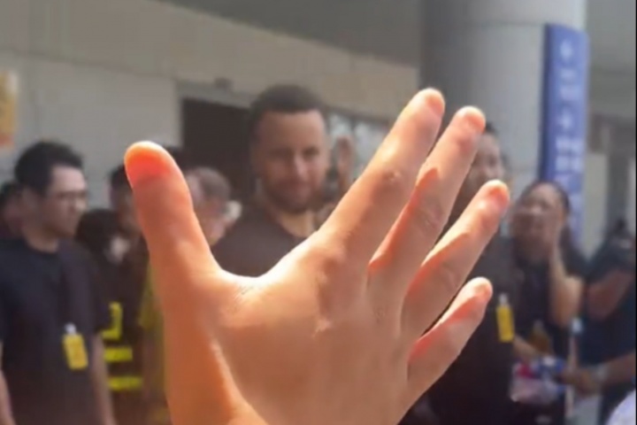 九游体育登录-纯搞子！有球迷对库里喊“詹姆斯！詹姆斯！握个手詹姆斯！”