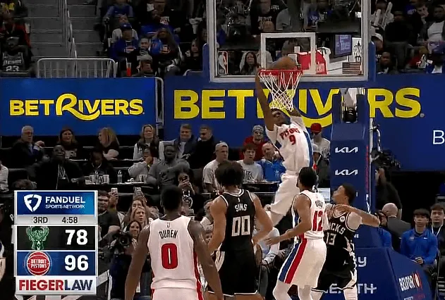 九游体育下载-奥萨尔斜着身子空接暴扣，砍下8分4篮板4助攻2抢断2盖帽